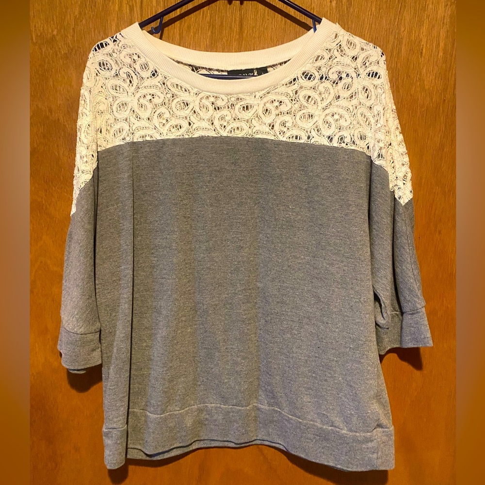 3/4 sleeve top. Size large.